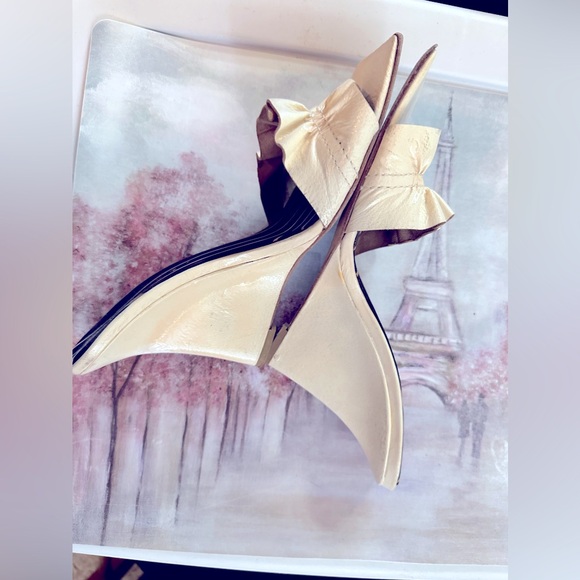 VINTAGE Faux Leather Opened Ruffled Toe Skinny Wedge Heels, By Chinese Laundry - Picture 4 of 13